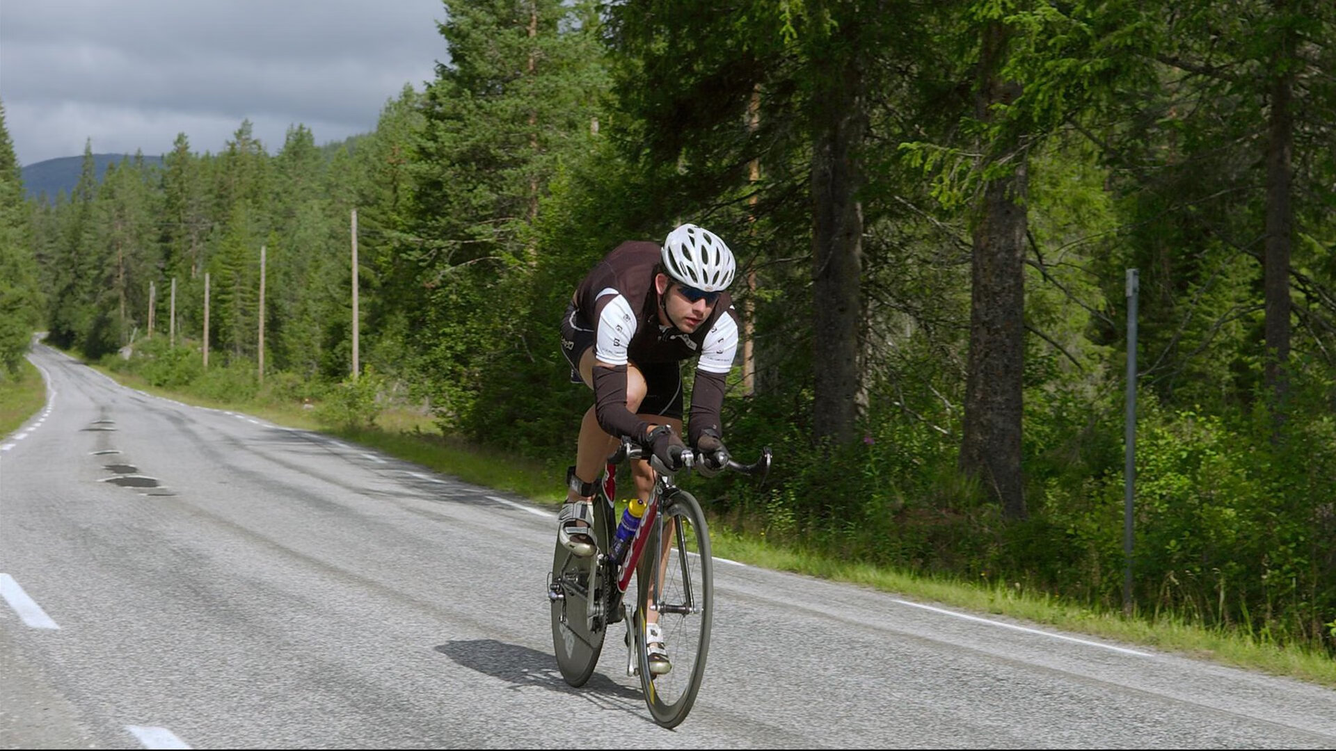 技术犯规频现场面失色，重心放回战术调整，防守重心